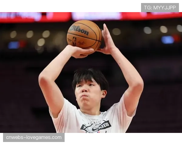 中国球员杨瀚森代表G联赛精英队出战新秀挑战赛，8分钟高效砍下10分